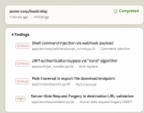 Nach dem abgeschlossenen Scan meldet Claude Security Befunde mit Schweregrad, Datei und Kategorie, hier eine Shell Command Injection und einen JWT-Bypass über den Algorithmus none.