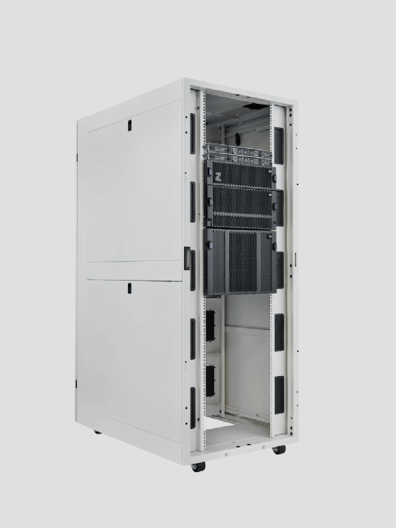Abbildung 1: Die neuen Mainframe-Systeme lassen sich als Rackmount-Version oder als Single Frame einsetzen.