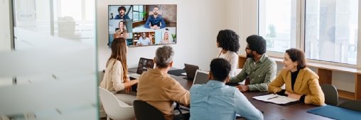 So planen Sie KI-gestützte Hybrid-Konferenzräume
